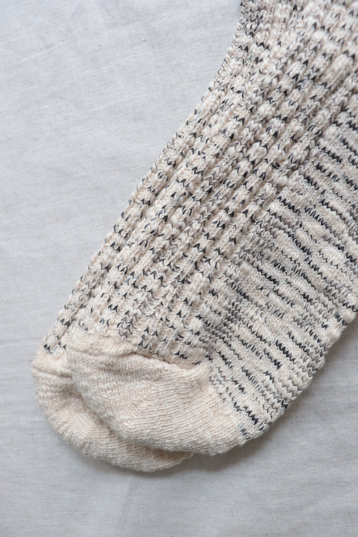 KASURI RIBBED CREW SOCKS [ROTOTO] | NowN