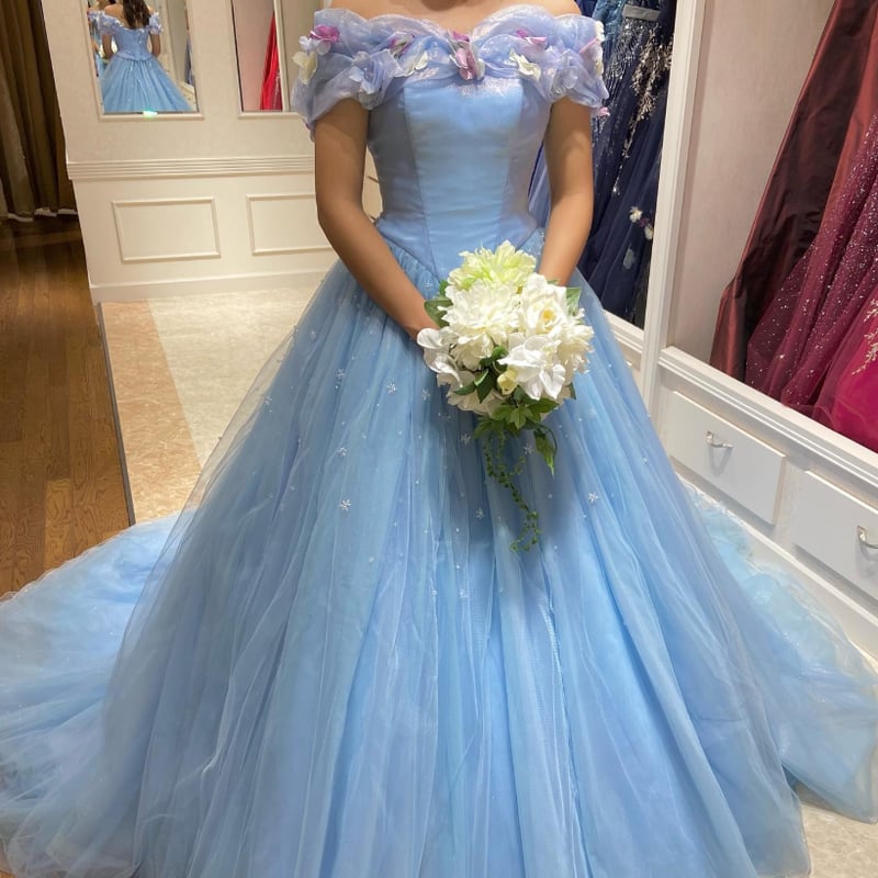 カラードレス 爽やかで優しいブルー オフショルダー 花モチーフ