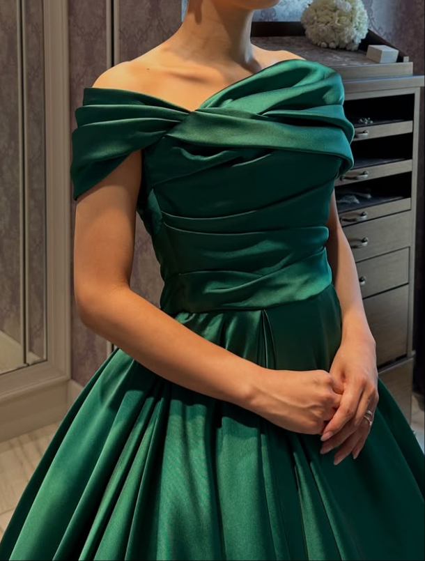 カラードレス オフショルダー 深めな緑 スリット 光沢サテン デザイ 