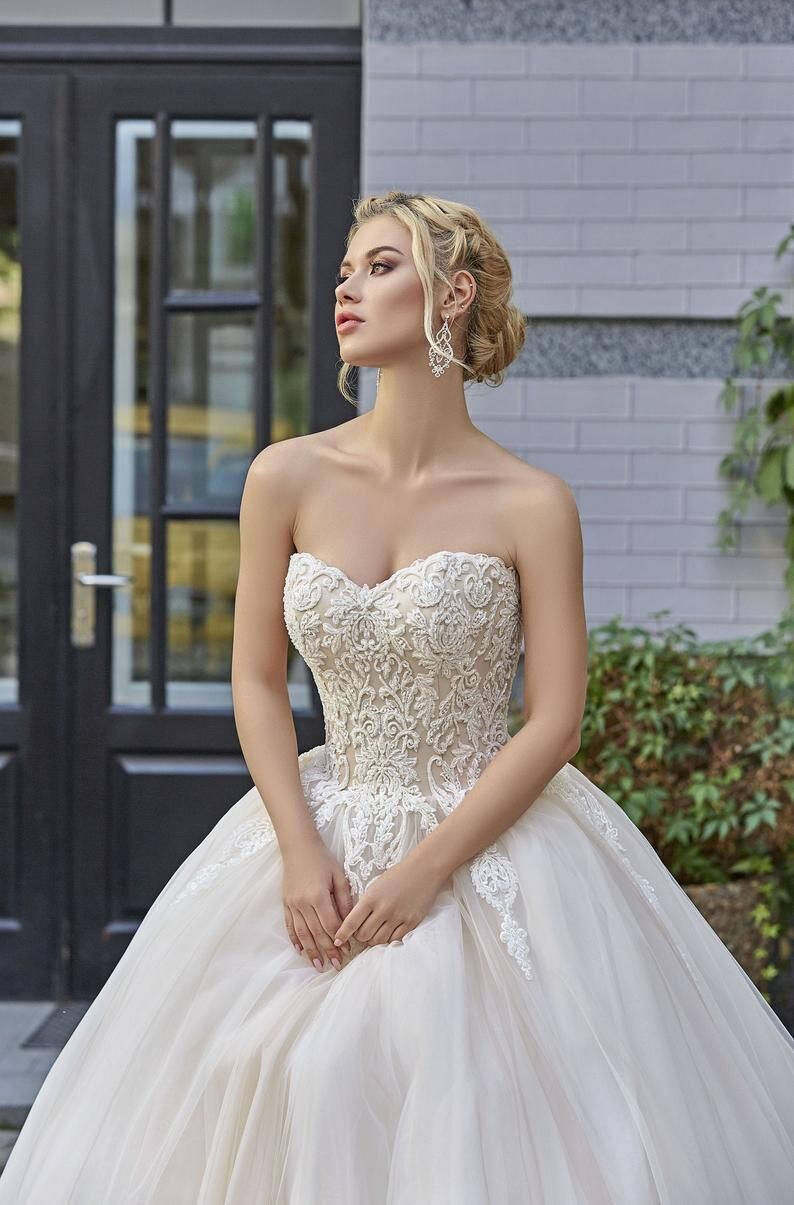 フランス風 ウエディングドレス ベアトップ 床付くプリンセスライン