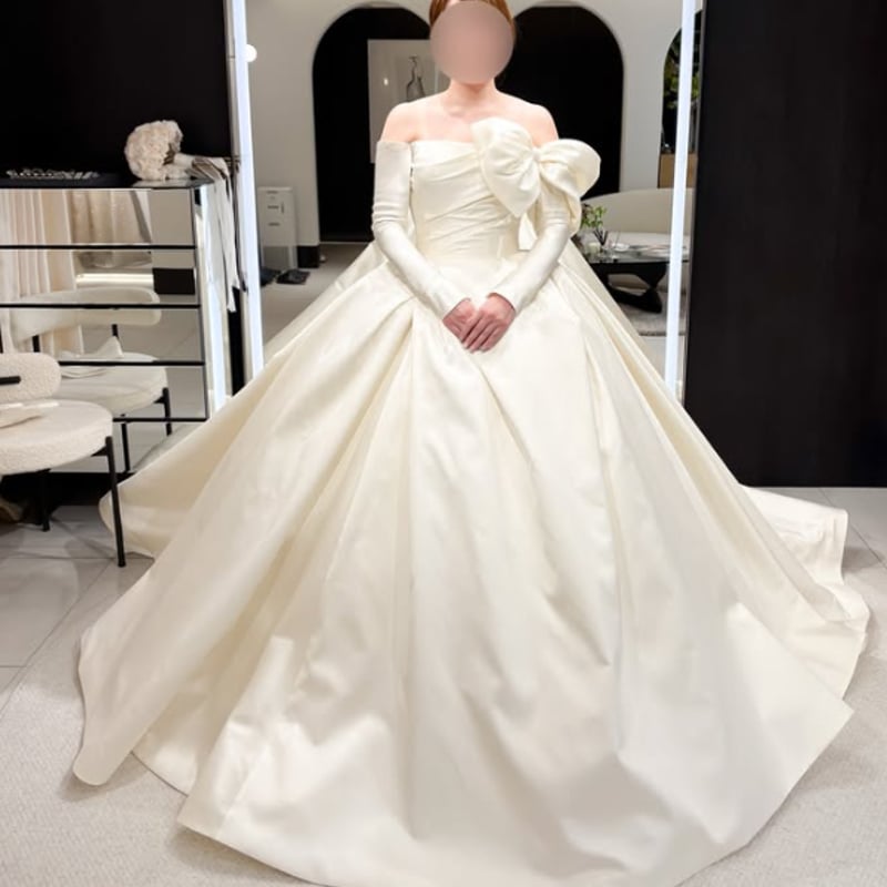 ウエディングドレス オフホワイト リボン ロングスリーブ 編み上げ 光