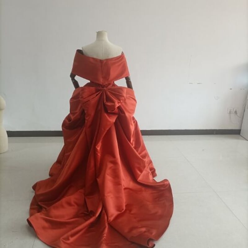 高品質！ ウエディングドレス トレンドの テラコッタ色 ベアトップ  