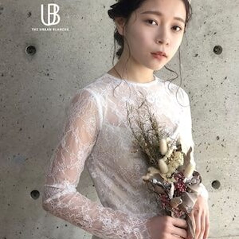 流れる透け花レース ウエディングドレス 上品透け袖 背中見せ ラッフル  