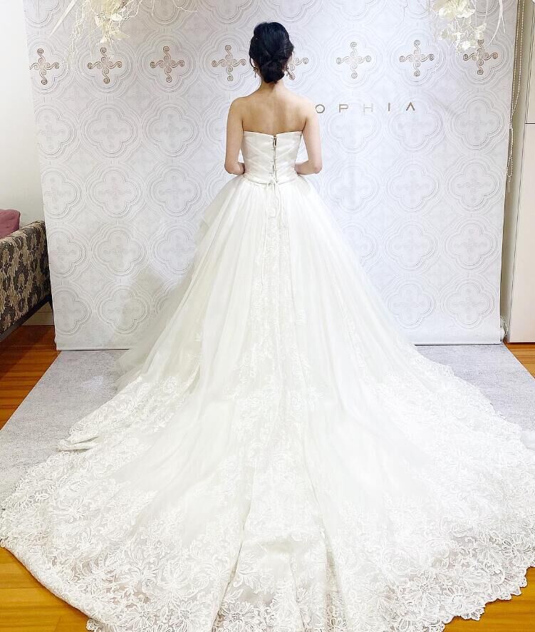 ウエディングドレス ラッフルフリル 編み上げ 裾に繊細レースを  