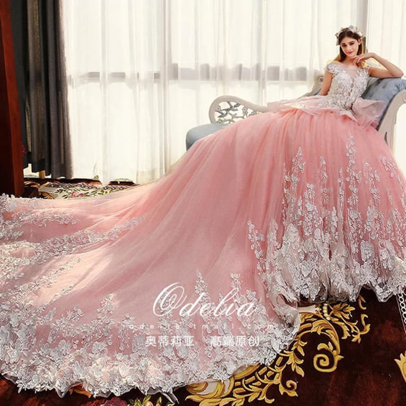 可愛いピンク 素敵なウエディングドレス お姫様風 トレーン華やか