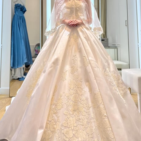 ウエディングドレス   オフホワイト  コート 光沢サテン   花柄モチーフで刺繍が美しい   華やかなトレーン   結婚式  前撮り