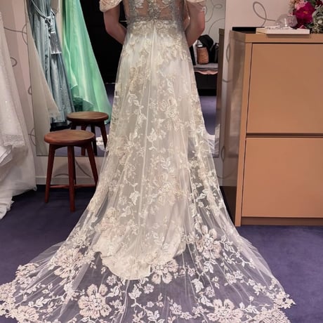 ウエディングドレス   オフホワイト   オフショルダー   花柄モチーフで刺繍が美しい    細見えシルエット   華やかなトレーン    結婚式