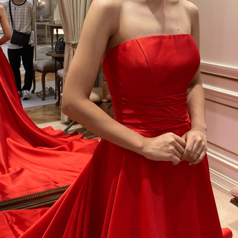 パーティードレス ワインレッド ベアトップ 派手な 光沢サテン 2次会  