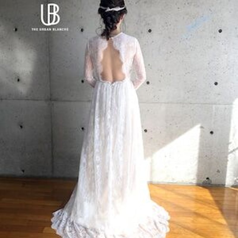 流れる透け花レース ウエディングドレス 上品透け袖 背中見せ ラッフル  