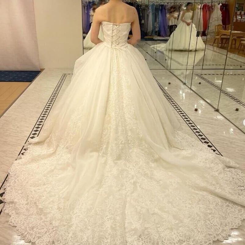 豪華！ ウェディングドレス 裾に繊細レースをあしらった ベアトップ  