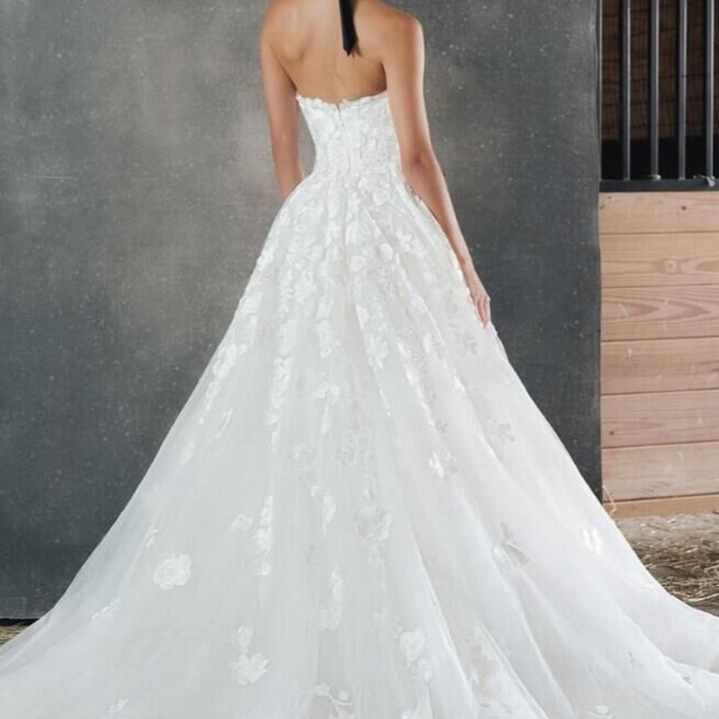 ウエディングドレス 美しい花レース ベアトップ ロングトレーン  