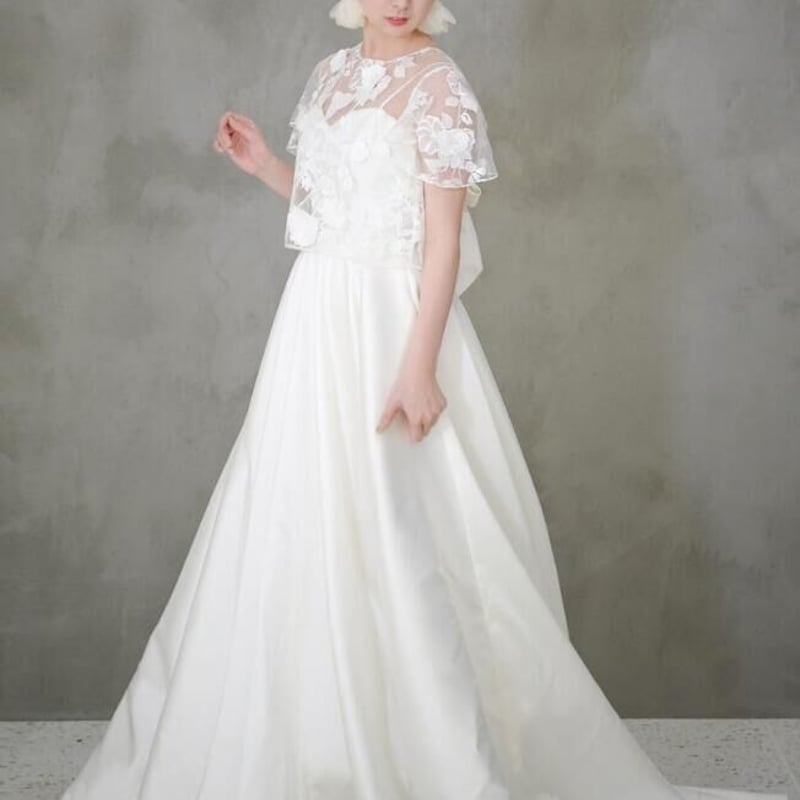 ウエディングドレス ケープ風ドレス ベアトップ 光沢サテン 床付く  