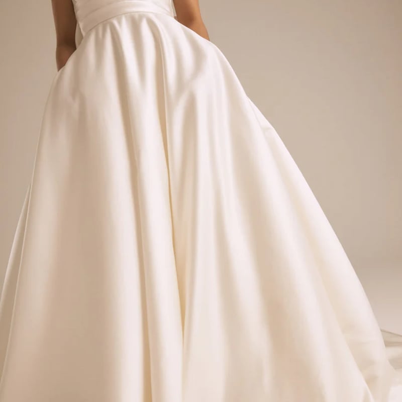 ふっくら柔らかなバックリボン ウェディングドレス ベアトップ  