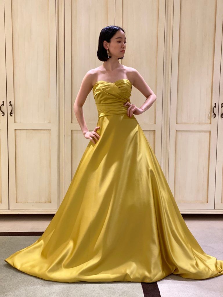 爽やかな白 バラのモチーフが際立つエレガントなオーダードレスです1度着用のみ 爽やかな白 バラのモチーフが際立つエレガントなオーダードレスです1度