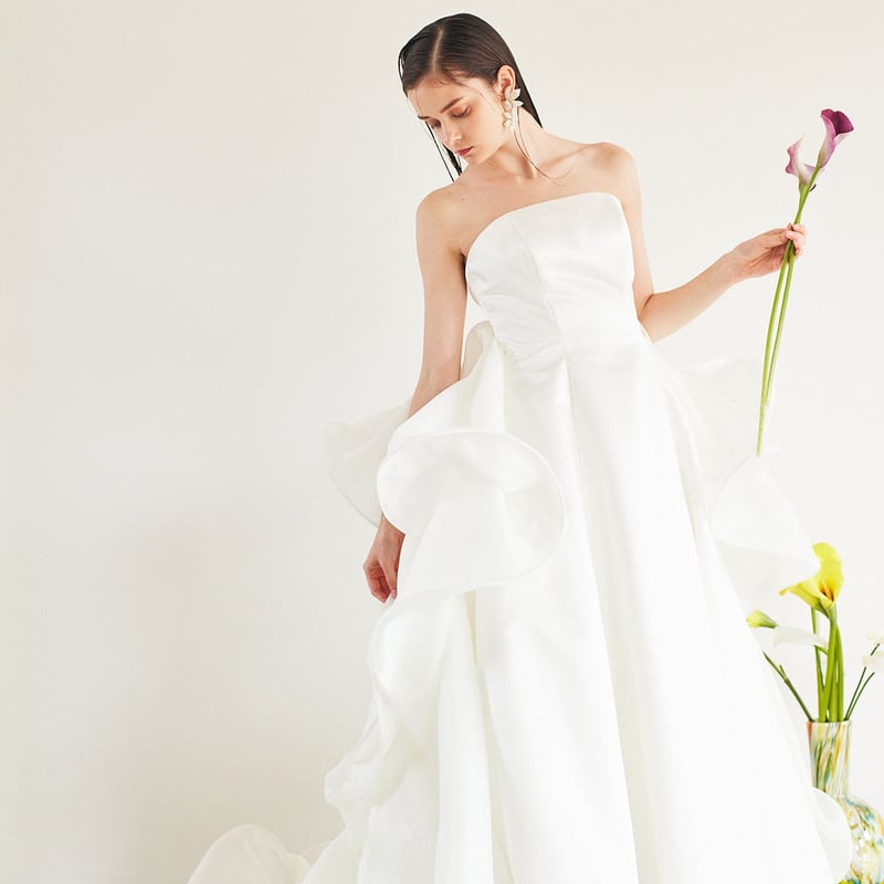 上品ウエディングドレス スタイリッシュなバックスタイル ベアトップ  