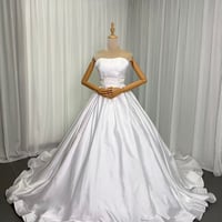 ウエディングドレス オフホワイト 光沢サテン 立体ドレープ  華やかなトレーン  アンティークなドレス  ブライダル
