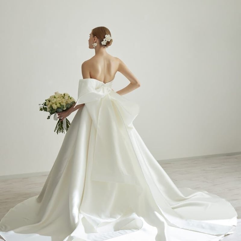 豪華！パーティードレス スリット ベアトップ オフホワイト 華やかな  