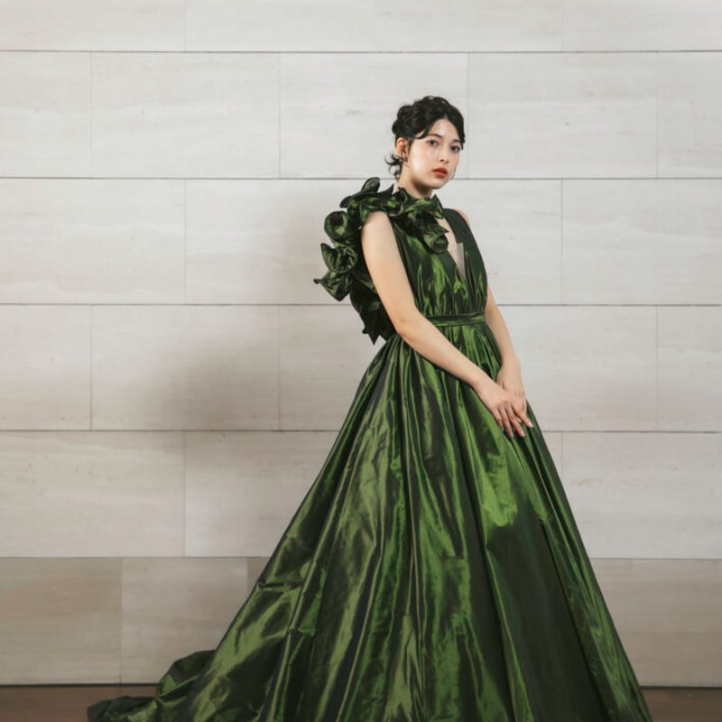 カラードレス 深緑 オンショルダードレス 光沢サテン ノースリーブ V