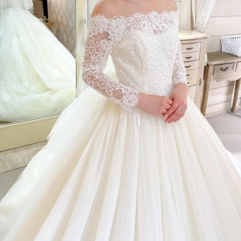 ウェディングドレス オフショルダー 長袖 柔らかく重ねたチュール  