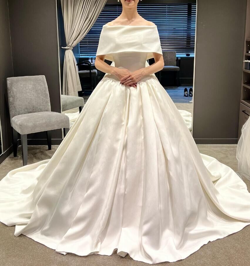 ウエディングドレス 取り外しオフショルダー くるみボタン 華やか 光沢  