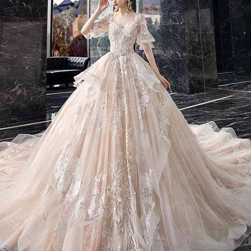 高品質！薄シャンパンの色 ウエディングドレス 華やかなトレーン 3D  