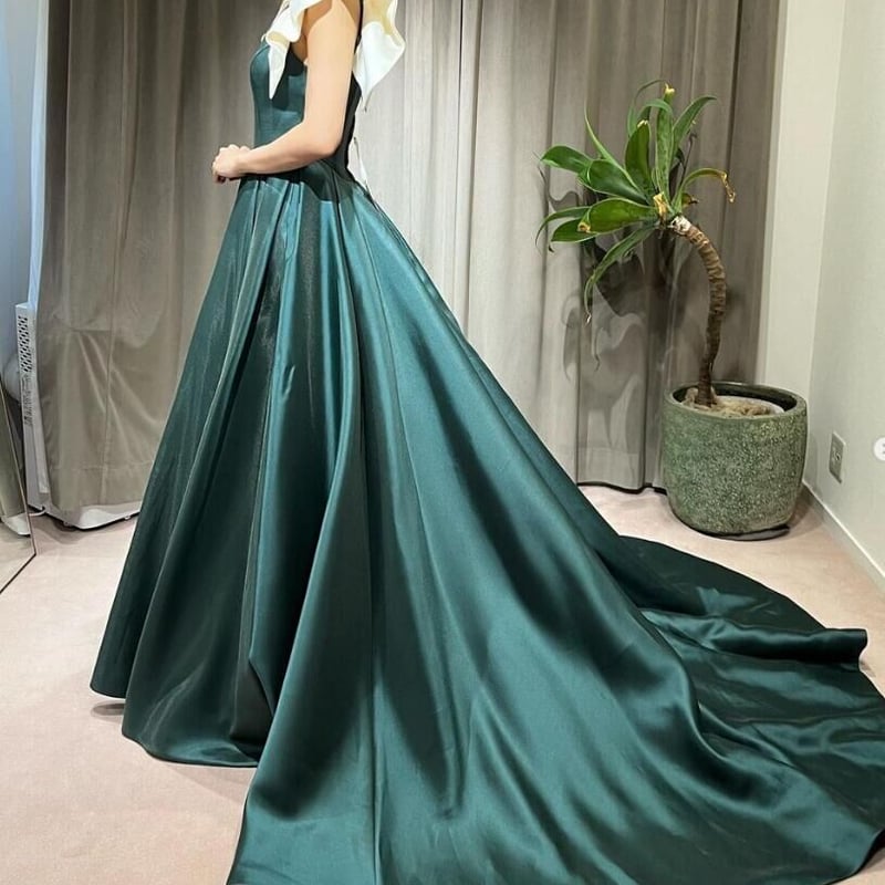 上品！ パーティードレス 深めな緑 フリル袖 Vネック 光沢サテン  