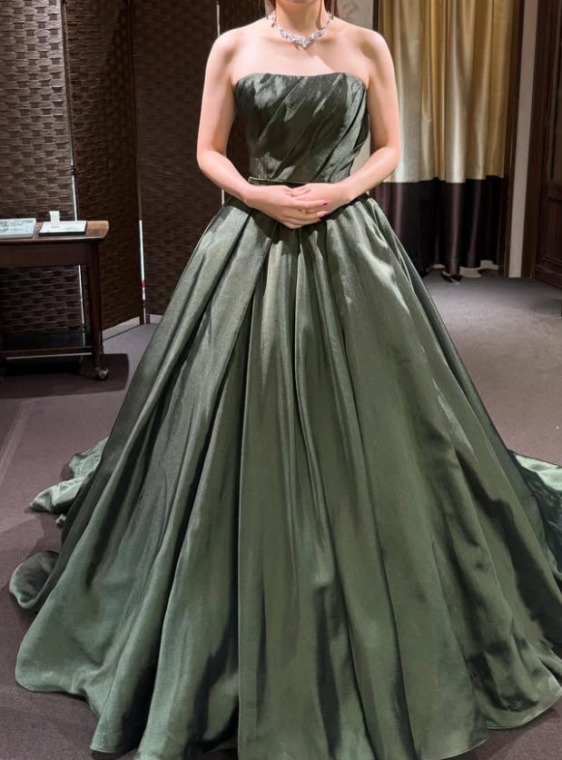 カラードレス 深緑 スリット 編み上げ 光沢サテン 華やかなトレーン