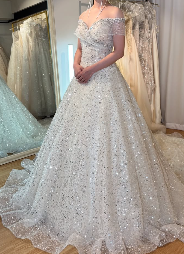 アキぽん　オフショルダー ウェディングドレス　キラキラ　ビジュー　韓国風 アキぽん様専用 オフショルダー ウェディングドレス キラキラ