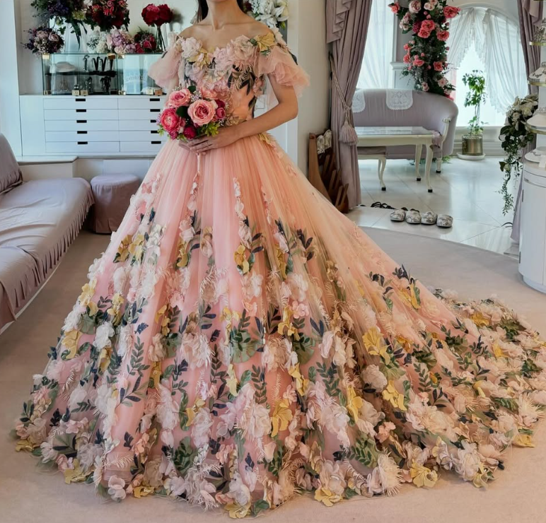 フリル袖ピンクカラードレス カラードレス ピンク フリル袖 花柄のモチーフ刺繍が美しく 華やかな