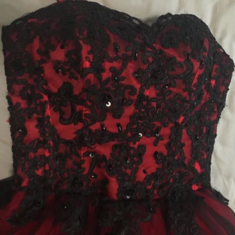 豪華感赤と黒ウェディングドレス 刺繍 セクシー ノースリーブ ドレ 豪華感赤と黒ウェディングドレス 刺繍 セクシー ノースリーブ ドレ