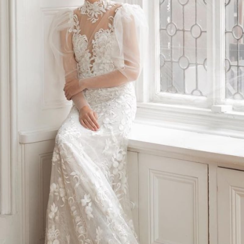 繊細レース ウエディングドレス 背中見せ ふわふわ袖 ボタニカル柄の  