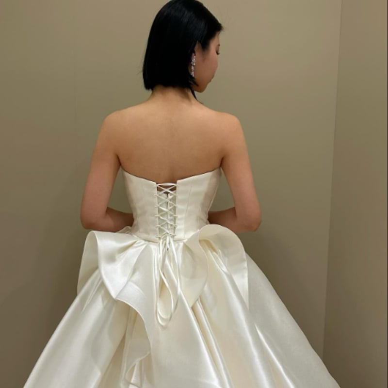 ウエディングドレス オフホワイト ビスチェタイプ 光沢サテン 結婚式 