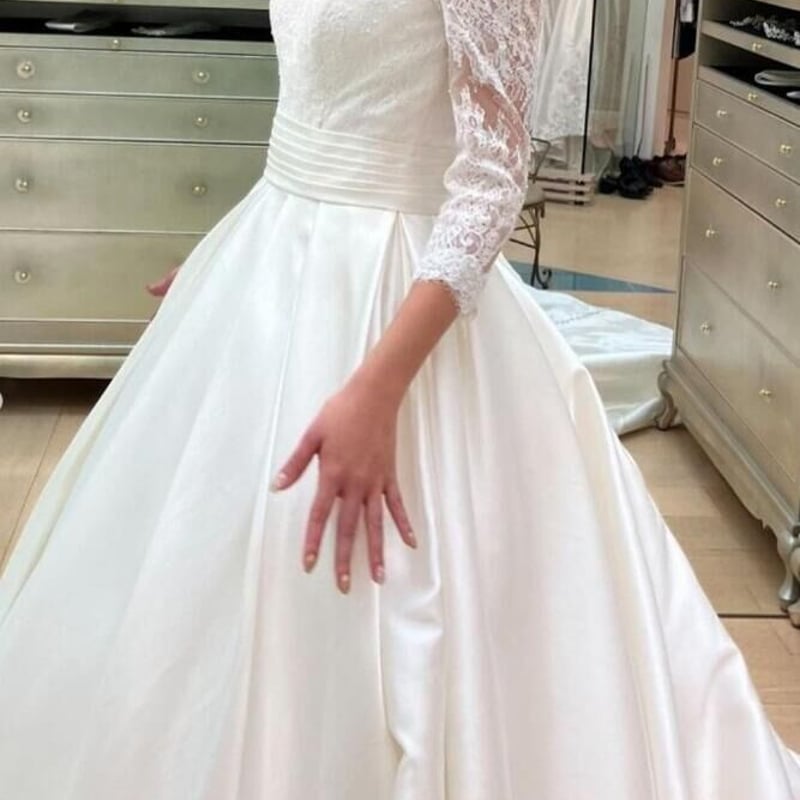 ウエディングドレス フェミニンなフレームレースの袖トップス くるみ  