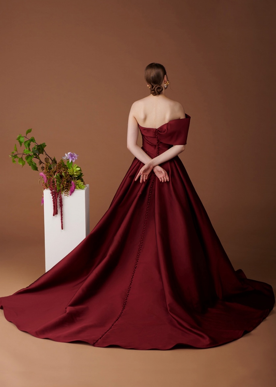 ウエディングドレス ショルダー型 ボルドー色 アンティークなドレス