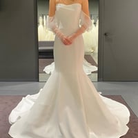 上品、超高級カラーウェディングドレス、薔薇花、トレーン長い