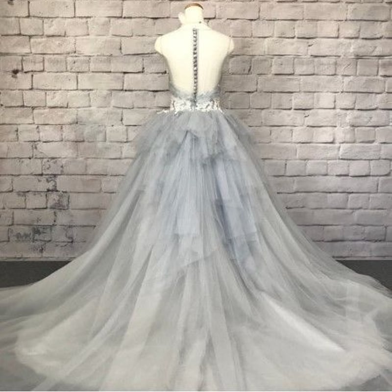 薄いグレー、くるみボタンのウェディングドレス | David1021k Dress 