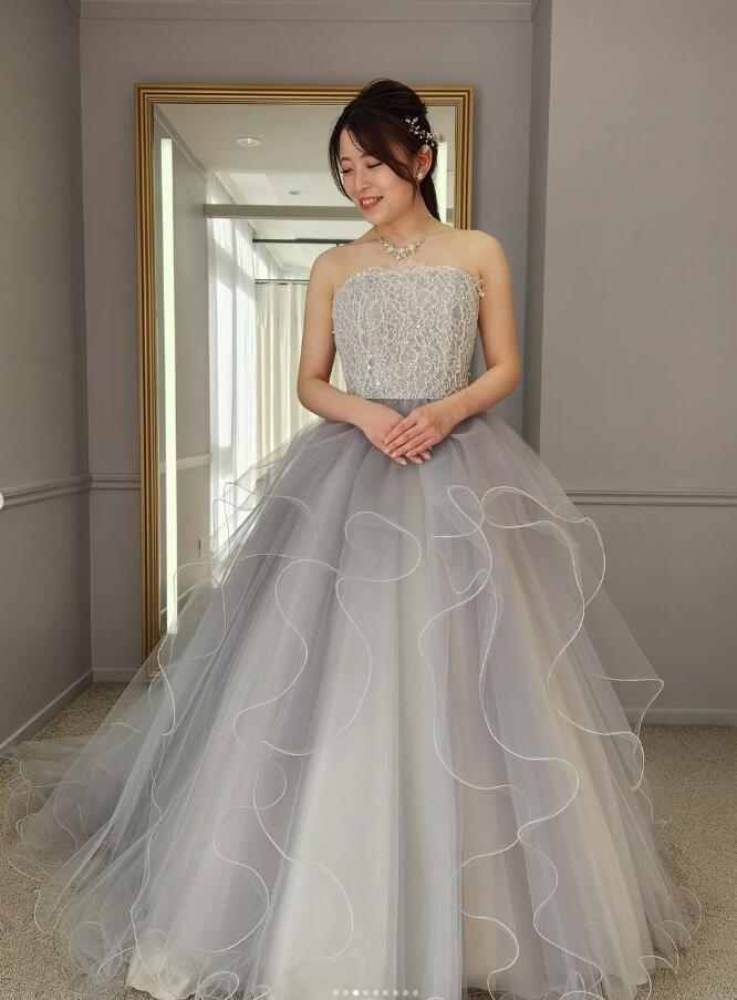 豪華！ ウエディングドレス ラッフルフリル ベアトップ グレー 3D立体  