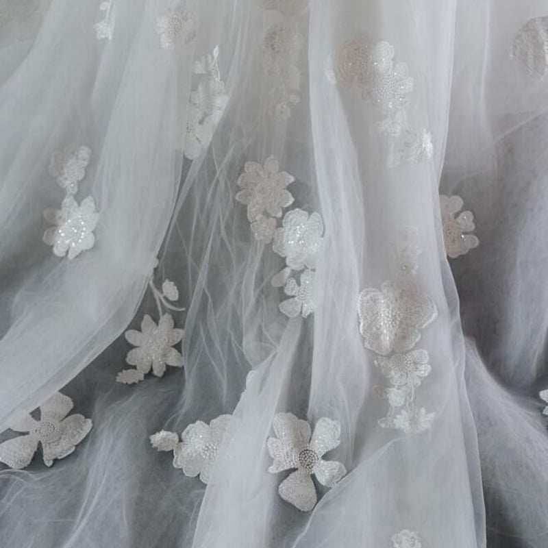 ウエディングドレス 美しい花レース ベアトップ ロングトレーン  