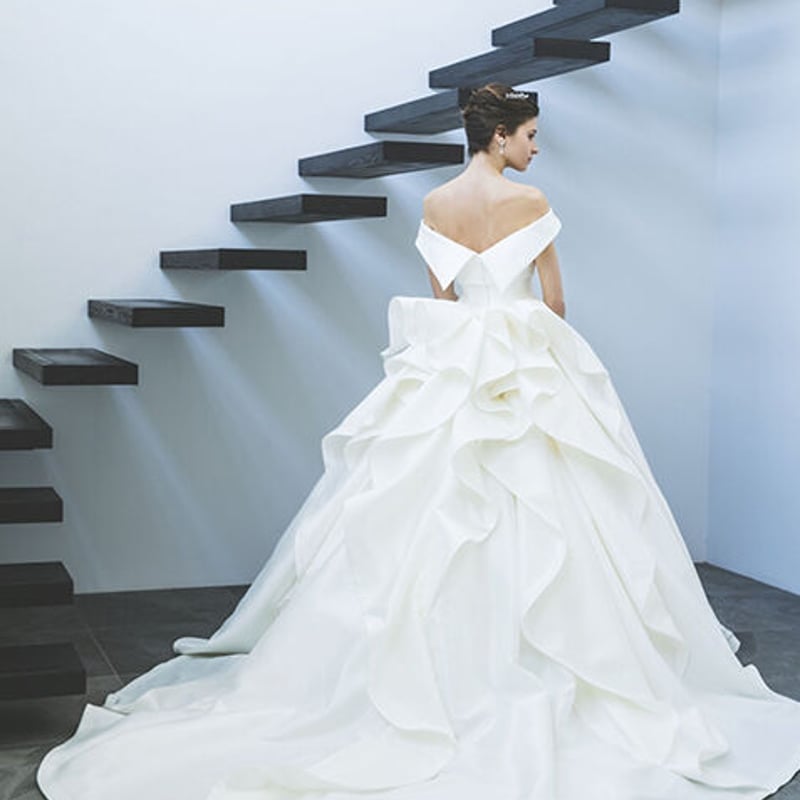 ウエディングドレス オフショルダー オフホワイト ラッフルフリル 憧れ  