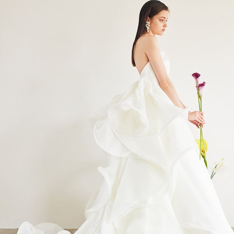 ウエディングドレス ラッフルフリル ベアトップ 華やかなトレーン オフ  