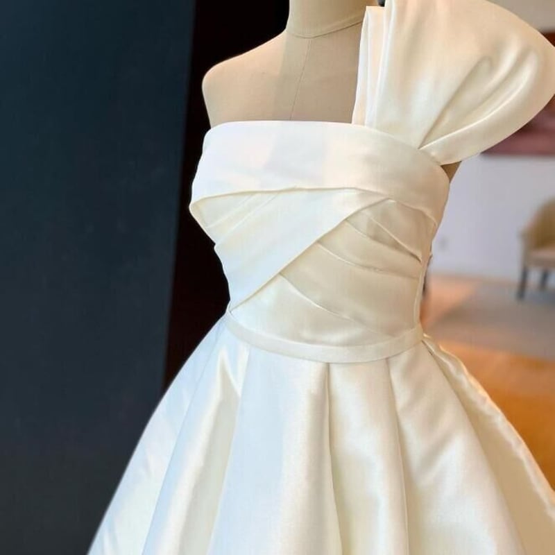 ウェディングドレス 光沢サテン ワンショルダー くるみボタン スリット  