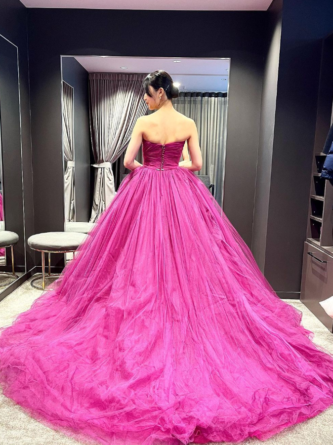 ウェディングドレス カラードレス ビビッドピンク 結婚式 抜群の
