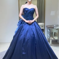 カラードレス  光沢サテン  繊細なレース  ラッフルフリル   華やかなトレーン   ビスチェドレス   結婚式  音楽会