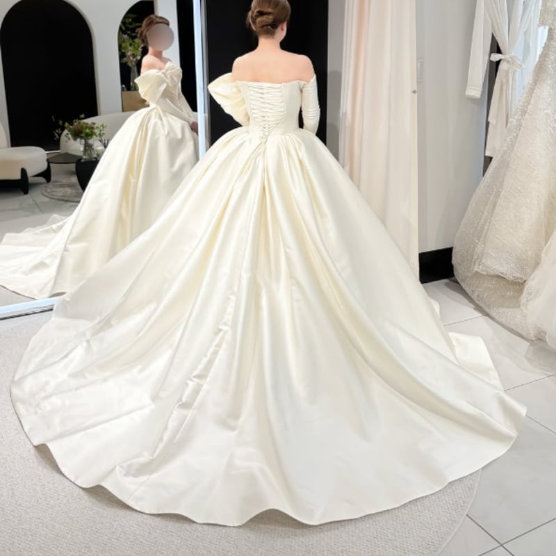 ウエディングドレス オフホワイト リボン ロングスリーブ 編み上げ 光