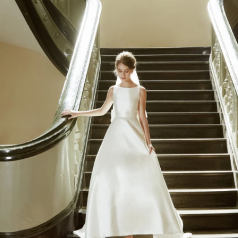 可愛い (*^▽^*) ウエディングドレス 光沢サテン ミニトレーン  