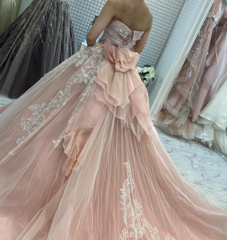 真っ白が際立つ美しいドレスです 清楚で華やか1度着用キラキラ カチューシャ付き 願いを叶える、純白キラキラドレス。 feat.三上悠亜 - sugar