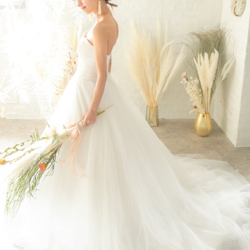 ウエディングドレス 柔らかく重ねたチュールスカート ベアトップ  