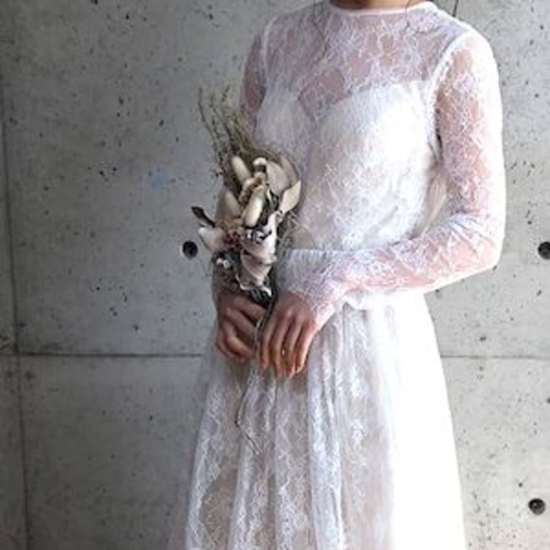 流れる透け花レース ウエディングドレス 上品透け袖 背中見せ ラッフル  