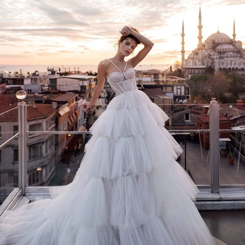 豪華！ウエディングドレス ホワイト キャミソール 華やかなトレーン  