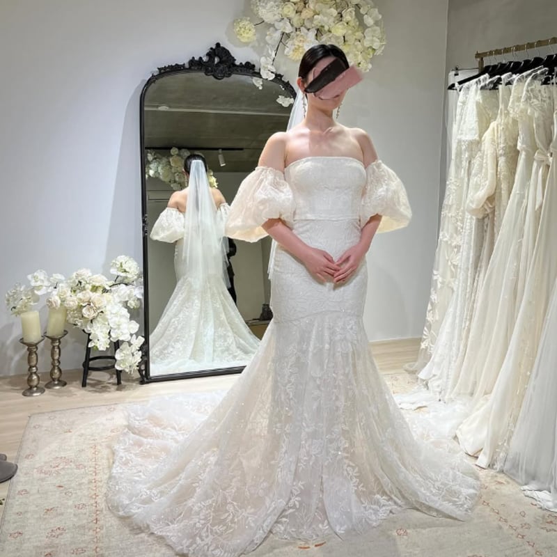 ウエディングドレス オフホワイト キラキラ光る刺繍 フレア袖